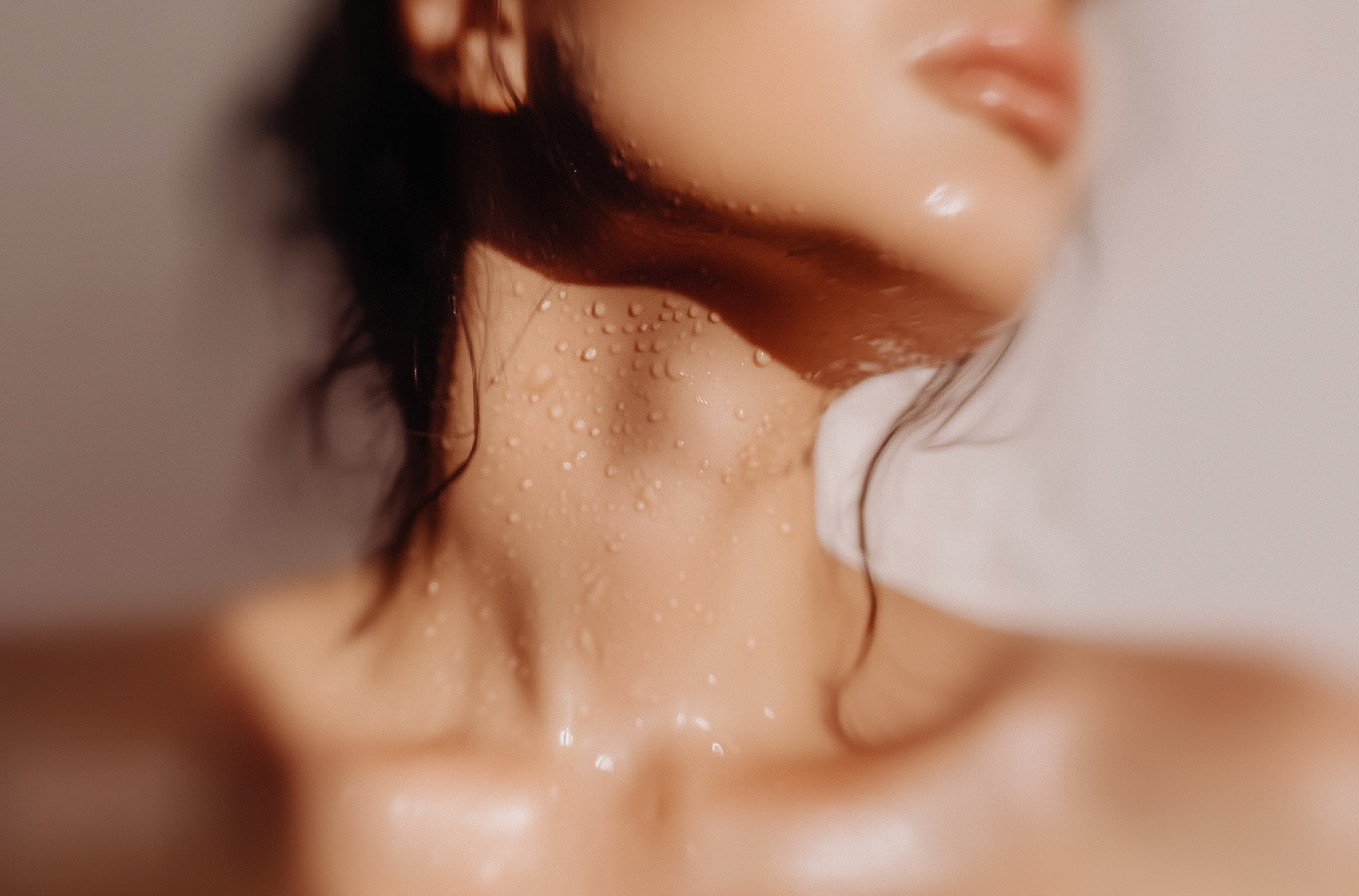 Капли на коже — тихий разговор тела о том, что оно чувствует внутри